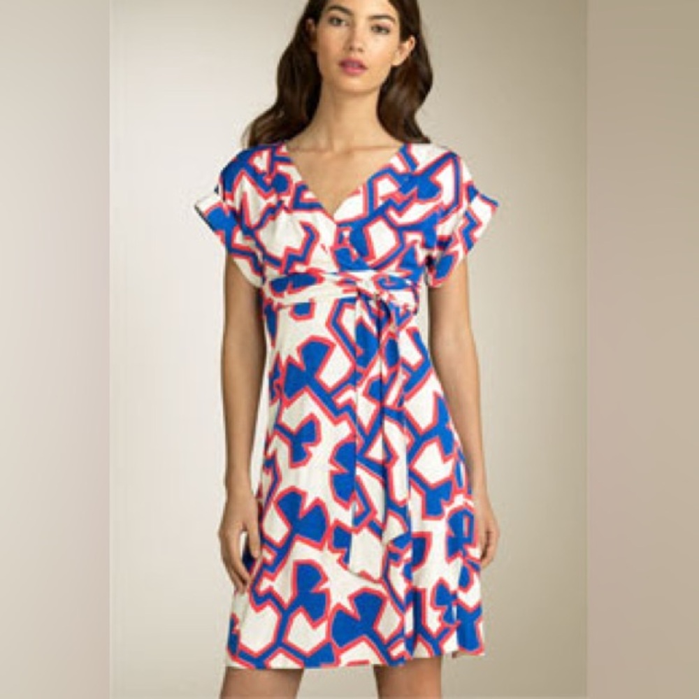 Diane von Furstenberg wrap dress size 8
100% silk Excellent condition